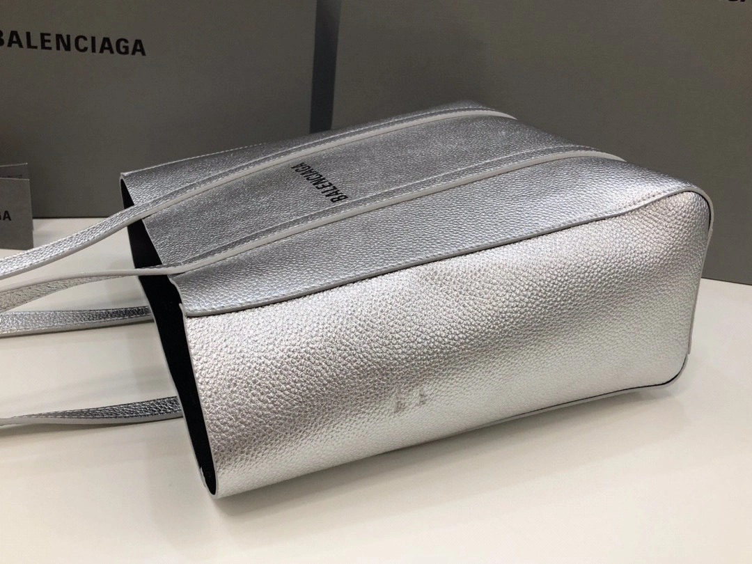 B. everyday tote item:B-B00A2427